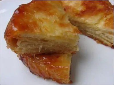 Voici le meilleur gâteau du monde, le kouign amann ! Oui je l'avoue, je ne suis pas très objective, mais ce "gâteau au beurre" est vraiment délicieux ! D'ailleurs, quelle ville bretonne est le berceau de ce gâteau ?