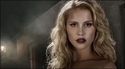 De qui est amoureuse Rebekah tout au long de la série ?