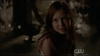 Qu'offre-t-on à Hope quand elle est bébé pour retenir sa magie ?