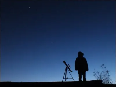 Comment appelle-t-on la personne qui étudie les astres ?