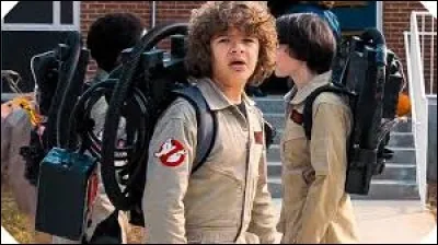 Mike, Lucas, Dustin et Will arrivent déguisés, mais que se passe-t-il quand ils arrivent au collège ?