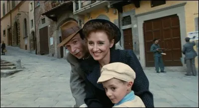 Dans quel film, sorti en 1997, un père cache-t-il à son fils la réalité d'un camp de concentration ?