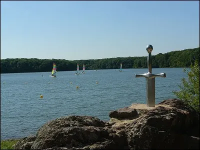 Comment s'appelle l'épée du roi Arthur Pendragon ?