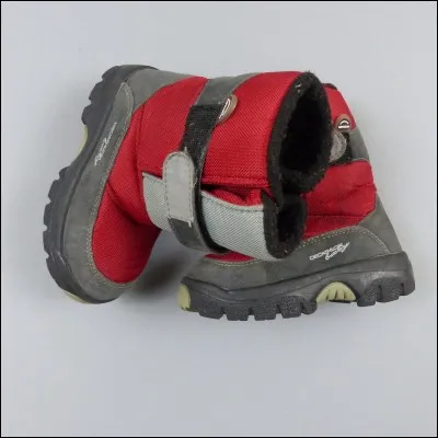 Quel maladroit ! Il ne boira pas [...] verre de soda, il l'a renversé sur les bottes toutes neuves qu'il vient de mettre à [...] pieds.