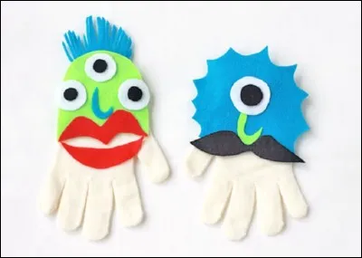 Nous allons à la montagne. Mon frère prend [...] gants fourrés mais moi, je préfère mes moufles.