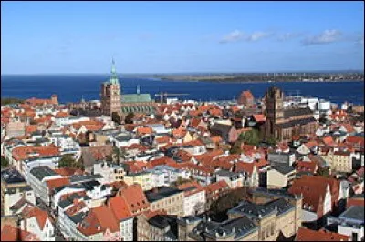 Cette ville de Poméranie, en bordure de la mer Baltique face à l'île de Rügen, conserve de son passé de ville marchande de la ligue hanséatique un hôtel de ville gothique et des églises en brique rouge. Quelle est cette ville ?