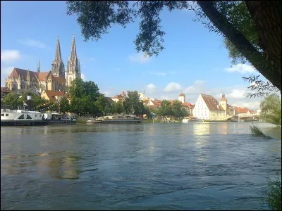 Cette ville de Bavière est la plus importante des villes allemandes traversées par le Danube; elle possède de nombreux monuments médiévaux dont sa cathédrale gothique. Quelle est cette ville ?