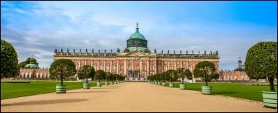 C'est la capitale du Land de Brandebourg, au bord de la rivière Havel. Elle est connue pour son palais de Sanssouci, ancien palais d'été du roi de Prusse Frédéric II. Quelle est cette ville proche de Berlin ?