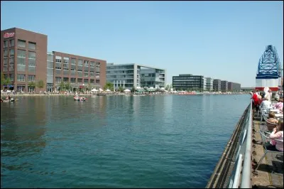 Cette ville industrielle, sur le Rhin, possède le plus grand port intérieur du monde avec un trafic annuel de 40 millions de tonnes de marchandises. Quelle est cette ville ?