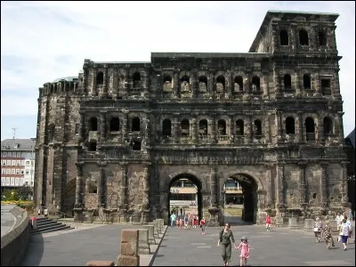 Cette ville, située sur la Moselle, a conservé d'importants vestiges de son passé, notamment la "Porta Nigra " romaine. Quelle est cette ville ?