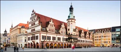 C'est la ville où Jean-Sébastien Bach a vécu. Ville de Saxe, se trouvant en RDA, elle en était la plus importante ville après Berlin. Quelle est cette ville ?