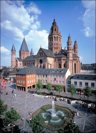 C'est la ville de Gutenberg; ville ancienne, avec sa cathédrale et ses maisons à colombages, entourée de vignobles, elle est située sur la rive gauche du Rhin, en face de l'embouchure du Main. Quelle est cette ville ?