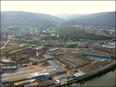 La petite ville de Revin, dans les Ardennes, abritait une importante usine, avec 3000 salariés dans les années 60 et 70, pour la fabrication de machines à laver et de cuisinières. Après le rachat par Electrolux en 1976, les dernières fabrications sont délocalisées en 2010 et l'usine fermée. De quelle entreprise s'agit-il ?