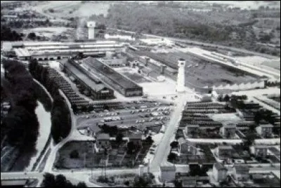 L'entreprise américaine International Harvester a produit à partir de 1950 des tracteurs Farman sur ce site, employant 3500 personnes au début années 80. Suit alors une période de difficultés de l'entreprise et de restructurations jusqu'à la vente au chinois Yto en 2011 qui emploie 170 salariés. Dans quelle ville de l'Est se trouve cette usine ?