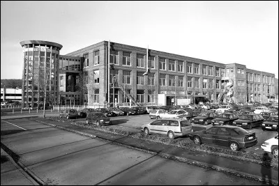 L'entreprise d'informatique Bull s'installe en 1960 dans cette ville de la construction ferroviaire; elle a ensuite été fusionnée avec CII et Honeywell. L'usine ferme en 1991 et 1400 emplois disparaissent. Dans quelle ville est-ce ?