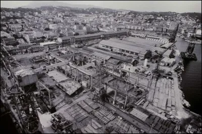 C'était l'un des plus importants chantiers navals français. Appartenant aux Forges et Chantiers de la Méditerranée puis aux CNIM, il a livré cargos, paquebots, et méthaniers et employait 5000 salariés au début des années 70. Il a fermé en 1987. Dans quelle ville se trouvait-il ?