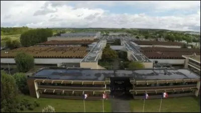 Dans les années 1950, la Radiotechnique, filiale d'un grand groupe étranger, essaime plusieurs usines dans l'Ouest. Celle de Dreux produit des tubes cathodiques, des circuits électriques et surtout des téléviseurs; elle emploie jusqu'à 3000 personnes. Les activités ont été délocalisées et la production a cessé entre 2006 et 2010. A quel grand groupe industriel appartenait-elle ?