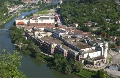 Cette grande usine de fil synthétique employait 3000 personnes à Besançon. Elle a fermé en 1982. L'entreprise était une filiale du groupe Rhône-Poulenc : quel était son nom ?