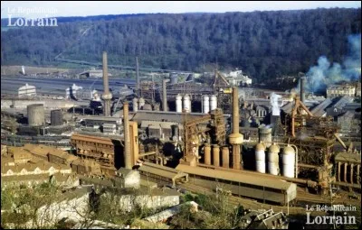 Cette ville lorraine était, au milieu des années 70, un grand centre sidérurgique avec plusieurs usines et de nombreux hauts-fourneaux, représentant alors 12 000 emplois. Entre 1979 et 1984, avec plusieurs plans de licenciements, la sidérurgie disparaît de la ville. De quelle ville s'agit-il ?