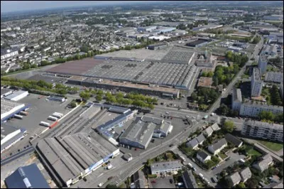 Cette grande usine a été édifiée en 1957 à Angers pour la fabrication de postes de radio puis de téléviseurs (1000 par jour en 1962). Jusqu'à 3 000 personnes y ont travaillé, au plus fort de l'activité. L'usine est fermée en 2012 et les salariés licenciés. De quel groupe industriel s'agit-il ?