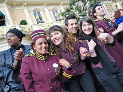 Comment s'appellent les employés de Disneyland Paris
