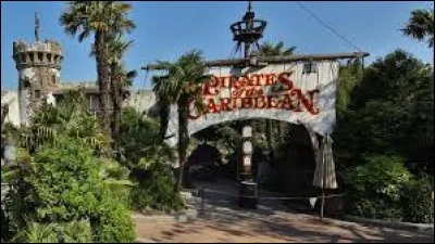 Quelle est la particularité de l'attraction Pirates of the Carribeans ?