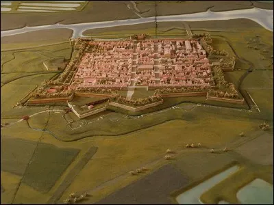 Ancienne Jacopolis (fondée en 1555). Gouverneurs : Richelieu (1627), Mazarin (1653). Éxil de Marie Mancini (1657). Aujourd'hui au milieu des marais. Que suis-je ?