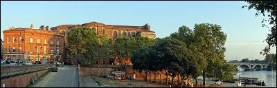 Ports de la Daurade, de l'Embouchure et St-Sauveur. Rose. Pincée de tuile. Indicatif : TO. Qui suis-je ?