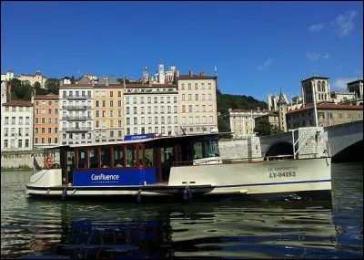 Vaporetto. Port Édouard-Herriot. Canots et canuts. Embouteillages et bouchons. Qui suis-je ? (Indicatif sur le bateau)
