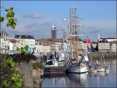 Port fluvial et maritime. Conquis par Nominoë en 851. Traite négrière (XVIIIe s.). Indicatifs : NA et NT. Qui suis-je ?