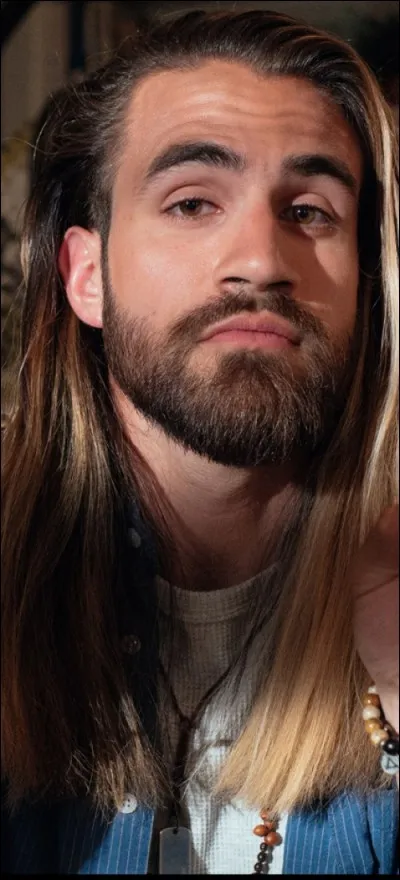 Comment s'appelle le chum écolo d'Alexandra ?