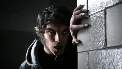 Qui Scott dénonce-t-il aux autres comme étant la personne qui les poursuit dans le lycée ?