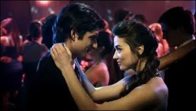 Comment Scott entre-t-il dans le gymnase lors du bal ?