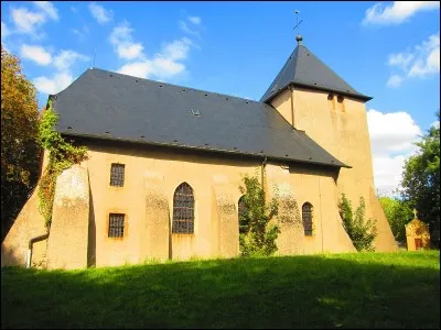 Nous terminons notre balade devant l'église Saint-Jean-Baptise de Valmunster. Village Mosellan, il se situe dans l'ex région ...