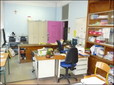 À la vie scolaire, Karine, une nouvelle surveillante, ne s'entend pas avec l'équipe éducative et n'est pas très patiente avec les jeunes. De plus, son travail laisse à désirer. Tu...