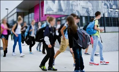 C'est la fin de la journée, la cloche retentit pour la dernière fois aujourd'hui et les élèves quittent le collège. Que fais-tu ?