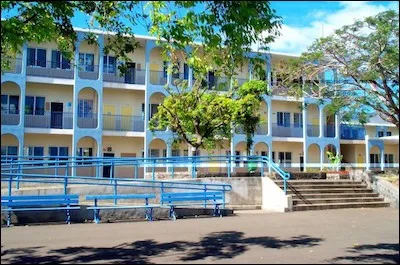 Il est déjà 8 h 00 et la cloche sonne afin d'indiquer aux personnels et aux élèves que les cours vont débuter. Des élèves chahutent dans la cour et ne se rangent pas. Tu...