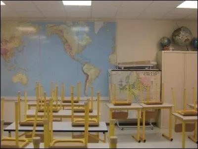 Mathieu, un élève de 6e E, a été exclu du cours d'histoire géographie pour bavardage une troisième fois. Quelle est ta réaction envers lui ?