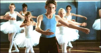 Hubert est en 4e C et pratique la danse. Certains de ses camarades se moquent de lui sans arrêt, car pour eux, la danse, c'est pour les filles. Que fais-tu pour lui venir en aide ?