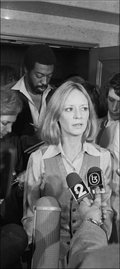 C&ocirc;t&eacute; personnel, mari&eacute;e &agrave; Larry King, mais homosexuelle, Billie Jean King entretient une liaison avec :