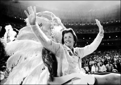 Ce match surnomm&eacute; "The Battle of the Sexes" (la bataille des sexes) a profit&eacute; d'une forte m&eacute;diatisation orchestr&eacute;e en partie par un Riggs &agrave; la fois arrogant et plaisantin, mais aussi par les enjeux forts d'une telle rencontre : affirmer que le tennis f&eacute;minin m&eacute;ritait tout autant d'attention que le tennis masculin. Combien de t&eacute;l&eacute;spectateurs ont assist&eacute; &agrave; cet &eacute;v&eacute;nement historique ?