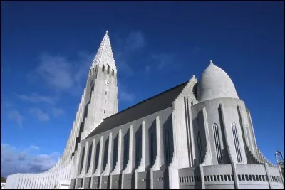 Pour voir l'église d'Hallgrimskirkja, où devez-vous aller ?
