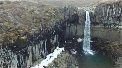 Le nom de quelle chute d'eau peut être traduit par la "chute sombre" en raison de ses colonnes sombres de roche volcanique ?