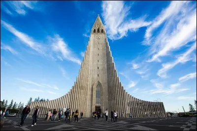 Où se trouve la tour Smaratorg, la plus haute d'Islande ?