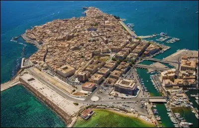 Cette ville de Sicile &eacute;tait l'une des plus importantes cit&eacute;s du monde antique. Malgr&eacute; les destructions par de nombreux tremblements de terre, elle poss&egrave;de un important patrimoine architectural dans son centre, l'&icirc;le d'Ortygie.