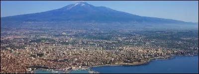Deuxi&egrave;me ville de Sicile, elle s'&eacute;tend au pied de l'Etna. Quelle est cette ville ?