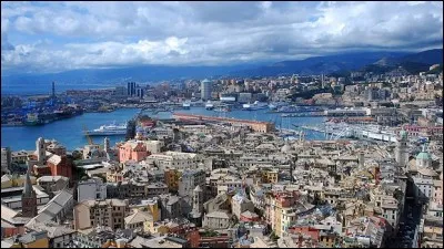 Cette grande ville portuaire, sur la mer ligurienne, avait form&eacute; une r&eacute;publique maritime qui a dur&eacute; pr&egrave;s de huit si&egrave;cles, du milieu du XIe si&egrave;cle &agrave; 1797. Quelle est cette ville ?