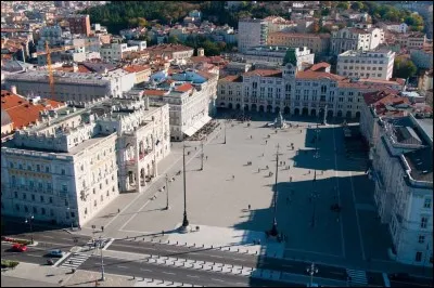 Cette ville a longtemps &eacute;t&eacute; le principal d&eacute;bouch&eacute; maritime du Saint-Empire romain germanique puis de l'Empire austro-hongrois. Quelle est cette ville, au carrefour des influences italienne, germanique et slave ?