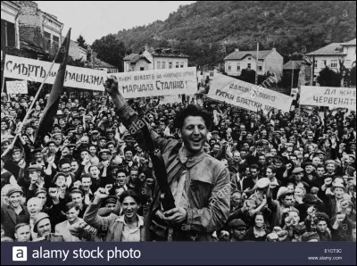 Pendant quel mois rem&eacute;more-t-on l'Armistice ?