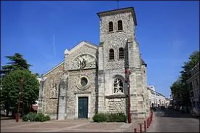Nous sommes à présent en Île-de-France, devant l'église Saint-Éloi de Fresnes. Ville de la Petite Couronne, dans l'arrondissement de L'Haÿ-les-Roses, connue surtout pour son importante prison, elle se situe dans le département ...